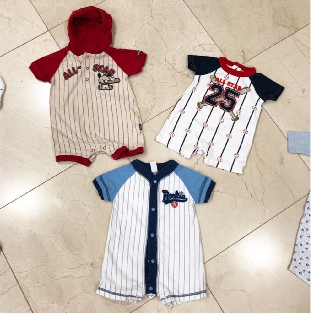 Bundle of onesies and matching hats - Picture 9 of 10
